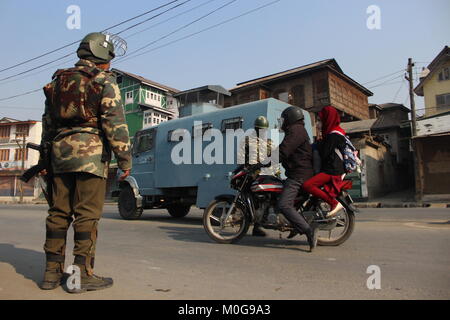 Srinagar, Inde. Jan 21, 2018. Le Jammu-et-Cachemire le dimanche du gouvernement a imposé des restrictions dans certaines parties de la ville de Srinagar pour empêcher les protestations contre le meurtre de 55 personnes le 21 janvier en 1990. Le camp pro-liberté avait appelé à manifester le 28 mars anniversaire du massacre de la VAG Kadal contrôlée Crédit : Cachemire indien Aamir Arfath/Pacific Press/Alamy Live News Banque D'Images