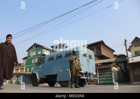 Srinagar, Inde. Jan 21, 2018. Le Jammu-et-Cachemire le dimanche du gouvernement a imposé des restrictions dans certaines parties de la ville de Srinagar pour empêcher les protestations contre le meurtre de 55 personnes le 21 janvier en 1990. Le camp pro-liberté avait appelé à manifester le 28 mars anniversaire du massacre de la VAG Kadal contrôlée Crédit : Cachemire indien Aamir Arfath/Pacific Press/Alamy Live News Banque D'Images