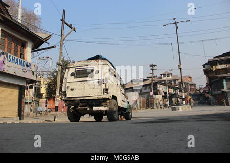 Srinagar, Inde. Jan 21, 2018. Le Jammu-et-Cachemire le dimanche du gouvernement a imposé des restrictions dans certaines parties de la ville de Srinagar pour empêcher les protestations contre le meurtre de 55 personnes le 21 janvier en 1990. Le camp pro-liberté avait appelé à manifester le 28 mars anniversaire du massacre de la VAG Kadal contrôlée Crédit : Cachemire indien Aamir Arfath/Pacific Press/Alamy Live News Banque D'Images