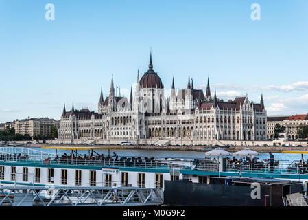 Budapest, Hongrie - le 14 août 2017 : paysage urbain de Budapest avec l'édifice du Parlement et Danube Banque D'Images