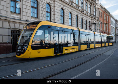 Budapest, Hongrie - le 14 août 2017 : tramway jaune à Buda rive. Banque D'Images