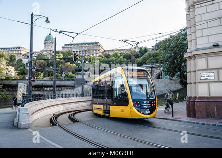 Budapest, Hongrie - le 14 août 2017 : tramway jaune contre le château de Buda. Banque D'Images