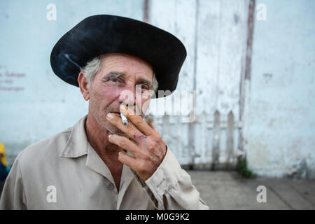 L'homme le temps de fumer dans la vallée de Vinales, Cuba Banque D'Images