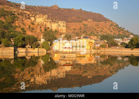 Vue générale de la vieille ville et Bundi Bundi Palace (GARH) avec Nawal Sagar Lake, dans l'avant-plan et de belles réflexions, Bundi, Rajasthan, Inde Banque D'Images