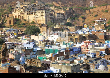 Vue générale de la vieille ville de Bundi Bundi Palace (avec le Garh) dans l'arrière-plan, Bundi, Rajasthan, Inde Banque D'Images