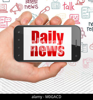 News concept : Hand Holding Smartphone à tous les jours de nouvelles sur l'affichage Banque D'Images