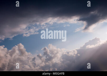 Ciel avec nuages - Wolkenhimmel Banque D'Images