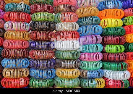 Paysages colorés à Sardar Market avec gros plan sur bracelets à Jodhpur, Rajasthan, India Banque D'Images