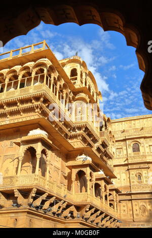 Les détails architecturaux de Jaisalmer fort palace (vus à travers une arcade) à Jaisalmer, Rajasthan, India Banque D'Images