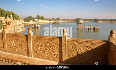 Vue générale de Gadi Sagar Lake (avec chhatris) à partir d'un balcon décoré, Jaisalmer, Rajasthan, India Banque D'Images