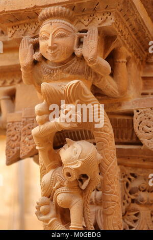 Udaipur, Rajasthan, INDE - Le 21 décembre 2017 : Détail des sculptures à Shantinath Temple, un temple Jain situé à l'intérieur du fort de Jaisalmer Banque D'Images