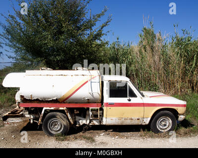 Citerne essence Junior Nissan Pick-up,à Corfou, Grèce Banque D'Images