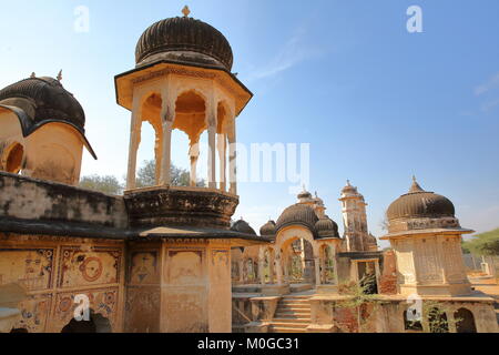 DUNDLOD, Rajasthan, INDE - 27 décembre 2017 : vue générale d'un bien avec des tourelles et des cénotaphes et des peintures murales dans l'avant-plan Banque D'Images