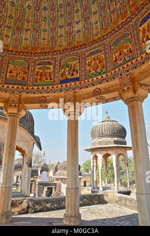 DUNDLOD, Rajasthan, INDE - 27 décembre 2017 : vue générale d'un bien avec des tourelles et des cénotaphes et des peintures murales dans l'avant-plan Banque D'Images