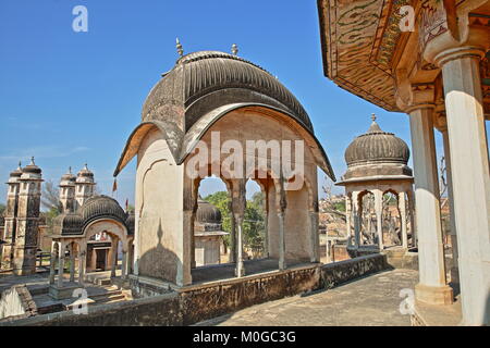 DUNDLOD, Rajasthan, INDE - 27 décembre 2017 : vue générale d'un bien avec des tourelles et des cénotaphes et des peintures murales dans l'avant-plan Banque D'Images