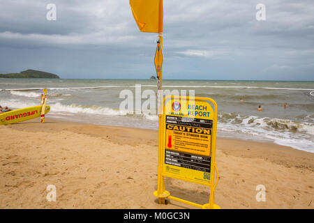 Rapport de sécurité à la plage sur la plage de Palm Cove dans le Queensland, avec la natation de personnes à l'intérieur d'un stinger net comme une précaution contre cuboméduse, Australie Banque D'Images