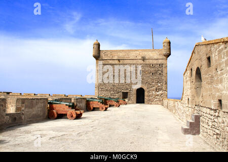 Tour de guet et de canons sur le mur de la forteresse de Skala du port, Essaouira, Maroc, Afrique du Nord Banque D'Images