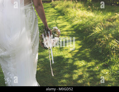 Gros plan d'une bride avec bouquet de fleurs Banque D'Images