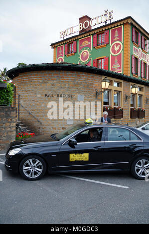 Vue de l'Auberge du Pont de Collonges (Paul Bocuse ou Bocuse), un monument restaurant près de Lyon, France. Chef Paul Bocuse est mort en janvier 2018. Banque D'Images