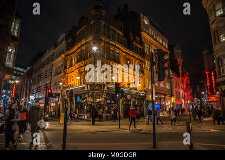 St James Tavern, un confortable et traditionnel pub dans Great Windmill Street, Soho, London, England, UK Banque D'Images