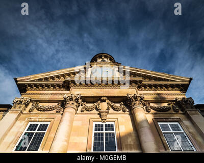 L'horloge dans la cour avant d'Emmanuel College, qui fait partie de l'Université de Cambridge, Royaume-Uni. Le collège a été fondé en 1584. Architecte : Wren Banque D'Images