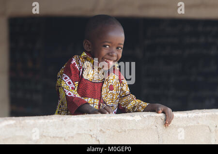 Superbe enfant sourit à l'École de l'Afrique de l'arrière-plan Banque D'Images