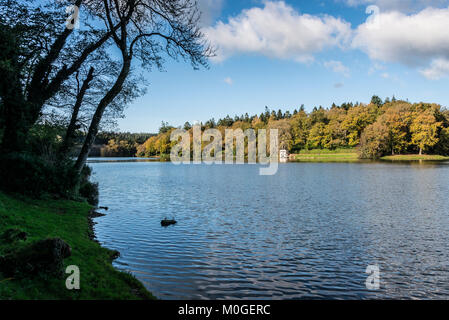 Shearwater Lake dans le Wiltshire au cours de l'automne Banque D'Images