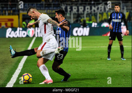 Eder de FC Inter est en concurrence avec d'Aleksandar Kolarov de Serie A AS Roma au cours de football, FC Inter contre AS Roma, San Siro, Milan, Italie ; FC inter et que les Roms finir le match 1-1 (Photo par Gaetano Piazzolla/Pacific Press) Banque D'Images