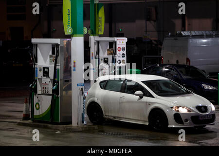 Location d'un plein à garage bp avant-cour avec pompes à essence automatique la nuit au Royaume-Uni Banque D'Images