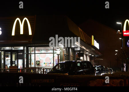 Un restaurant Mcdonald's, route à travers la nuit au Royaume-Uni Banque D'Images