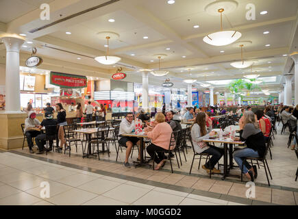 Les acheteurs de vacances de Noël dans l'Oaks Mall Food Court, Gainesville, Floride. Banque D'Images