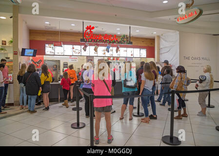 Les acheteurs de vacances de Noël dans l'Oaks Mall Food Court, Gainesville, Floride. Banque D'Images