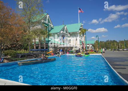 Essayer les kayaks dans un pool temporaire à un magasin Bass Pro Shops de Gainesville, Floride. Banque D'Images