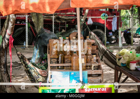 Carburant pour véhicules routiers au décrochage, Angkor Thom, au Cambodge. Banque D'Images