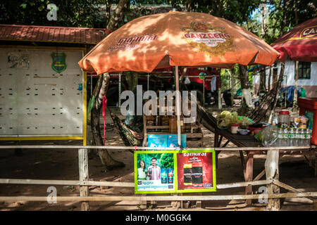 Carburant pour véhicules routiers au décrochage, Angkor Thom, au Cambodge. Banque D'Images