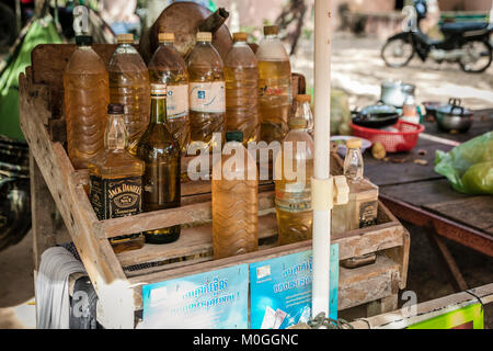 Carburant pour véhicules routiers au décrochage, Angkor Thom, au Cambodge. Banque D'Images