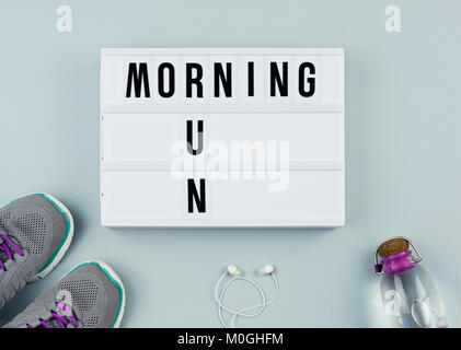 Pour définir l'activité sportive : des chaussures de course, casque, bouteille d'eau et la motivation sur l'arrière-plan gris top view concept mise à plat Banque D'Images