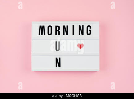 Citations de motivation sur caisson lumineux sur le fond rose Banque D'Images