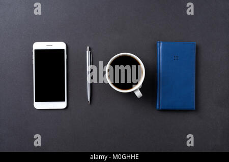 Office de bureau avec un stylo, ordinateur portable et téléphone intelligent Banque D'Images