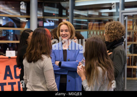 Seattle, Washington, USA. Jan 21, 2018. Maire Jenny Durkan parle avec les participants au cours d'une table à l'Hôtel de ville de Seattle Seattle "Woman Power : une conversation centrée sur l'intersection de la race et le sexe". Crédit : Paul Christian Gordon/Alamy Live News Banque D'Images