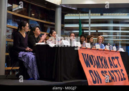 Seattle, Washington, USA. Jan 21, 2018. L'Hôtel de ville de Seattle de bord "Woman Power Seattle : une conversation centrée sur l'intersection de la race et le sexe". Panélistes assis, de gauche à droite sont Rebecca Saldaña, Colleen Echohawk, Lorena Gonzalez, Mijo Lee, Mo !, Teresa Mosqueda et Jenny Durkan. Crédit : Paul Christian Gordon/Alamy Live News Banque D'Images