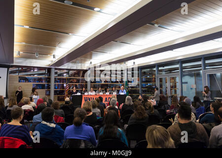 Seattle, Washington, USA. Jan 21, 2018. L'Hôtel de ville de Seattle de bord "Woman Power Seattle : une conversation centrée sur l'intersection de la race et le sexe". Panélistes assis, de gauche à droite sont Rebecca Saldaña, Colleen Echohawk, Lorena Gonzalez, Mijo Lee, Mo !, Teresa Mosqueda et Jenny Durkan. Crédit : Paul Christian Gordon/Alamy Live News Banque D'Images
