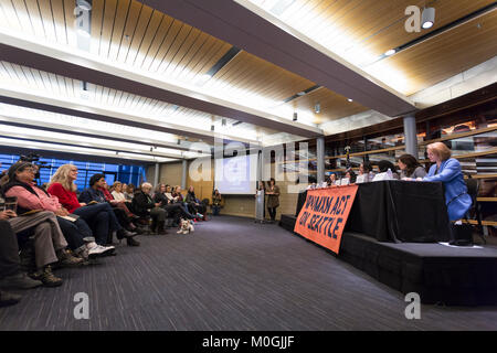 Seattle, Washington, USA. Jan 21, 2018. L'Hôtel de ville de Seattle de bord "Woman Power Seattle : une conversation centrée sur l'intersection de la race et le sexe". Panélistes assis, de gauche à droite sont Rebecca Saldaña, Colleen Echohawk, Lorena Gonzalez, Mijo Lee, Mo !, Teresa Mosqueda et Jenny Durkan. Crédit : Paul Christian Gordon/Alamy Live News Banque D'Images