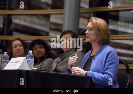 Seattle, Washington, USA. Jan 21, 2018. Maire Jenny Durkan parle au cours d'une table à l'Hôtel de ville de Seattle Seattle "Woman Power : une conversation centrée sur l'intersection de la race et le sexe". Panélistes assis, de gauche à droite sont Mijo Lee, Mo !, Teresa Mosqueda et Jenny Durkan. Crédit : Paul Christian Gordon/Alamy Live News Banque D'Images