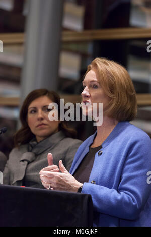 Seattle, Washington, USA. Jan 21, 2018. Maire Jenny Durkan parle au cours d'une table à l'Hôtel de ville de Seattle Seattle "Woman Power : une conversation centrée sur l'intersection de la race et le sexe". Panélistes assis, de gauche à droite sont Rebecca Saldaña, Colleen Echohawk, Lorena Gonzalez, Mijo Lee, Mo !, Teresa Mosqueda et Jenny Durkan. Crédit : Paul Christian Gordon/Alamy Live News Banque D'Images