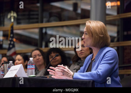 Seattle, Washington, USA. Jan 21, 2018. Maire Jenny Durkan parle au cours d'une table à l'Hôtel de ville de Seattle Seattle "Woman Power : une conversation centrée sur l'intersection de la race et le sexe". Panélistes assis de gauche à droite, Lorena Gonzalez, Mijo Lee, Mo !, Teresa Mosqueda et Jenny Durkan. Crédit : Paul Christian Gordon/Alamy Live News Banque D'Images