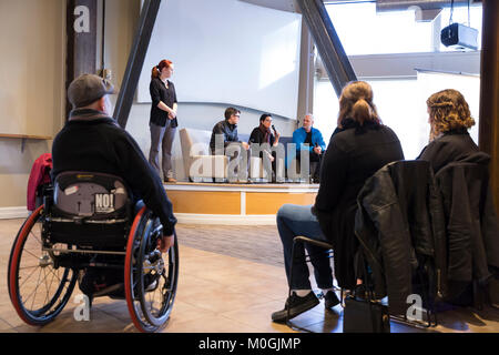 Seattle, Washington, USA. Jan 21, 2018. Les producteurs de films, Luke Sieczek, Caryn Cline et Rod chasseresse (assis l-d-r) de répondre à des questions sur l'impact après la projection du moyeu de leurs documentaires sur la femme 2017 Mars sur Seattle. Crédit : Paul Christian Gordon/Alamy Live News Banque D'Images