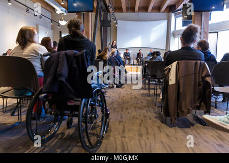 Seattle, Washington, USA. Jan 21, 2018. Les producteurs de films, Luke Sieczek, Caryn Cline et Rod chasseresse (assis l-d-r) de répondre à des questions sur l'impact après la projection du moyeu de leurs documentaires sur la femme 2017 Mars sur Seattle. Crédit : Paul Christian Gordon/Alamy Live News Banque D'Images