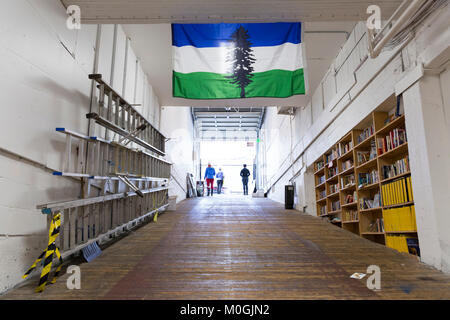 Seattle, Washington, USA. Jan 21, 2018. Inscrire les électeurs volontaires à l'horizon de livres à Capitol Hill. Seattle femme marche en avant s'est associé à Seattle indivisible, pour exécuter les événements d'enregistrement des électeurs dans chaque quartier de la ville. Crédit : Paul Christian Gordon/Alamy Live News Banque D'Images