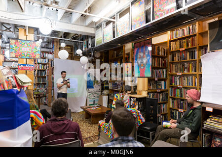 Seattle, Washington, USA. Jan 21, 2018. Moothart auteur Ryan lit à partir de son livre "vers" Cascadia à Horizon de livres à Capitol Hill. Crédit : Paul Christian Gordon/Alamy Live News Banque D'Images